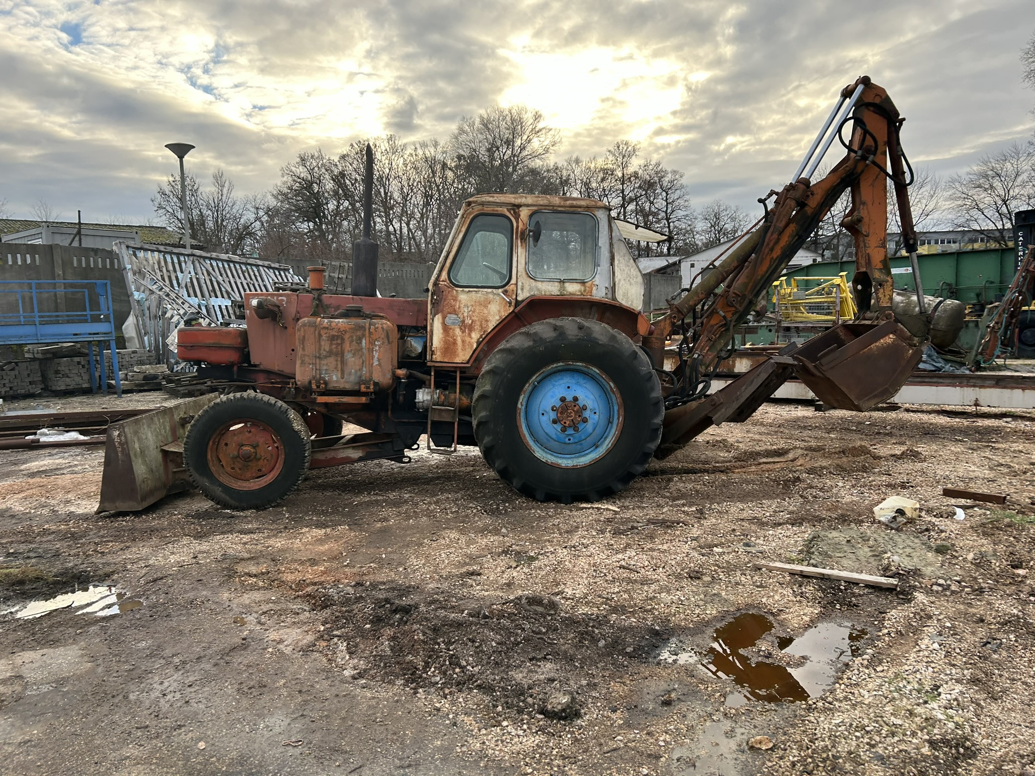 Árokásó-markoló, földmunkagép, munkagép, traktor, MTZ,