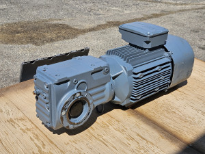 Villanymotor Új, SEW-EURODRIVE KAZ37 Fékes Kúpkerekes Hajtóműves Motor – 3 kW, 319 ford/perc, Új (2018)